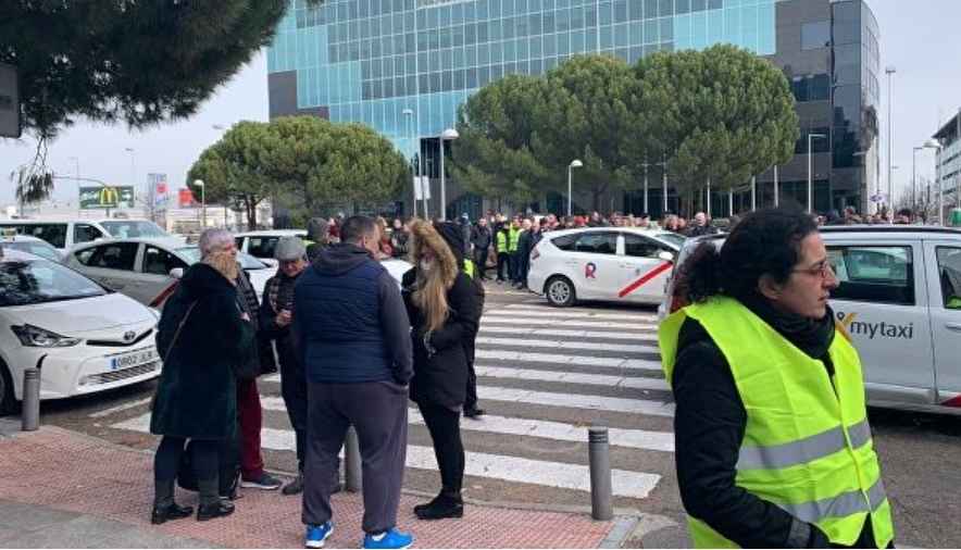 Таксисты закончили в Мадриде свою забастовку против Uber, но надеятся их победить