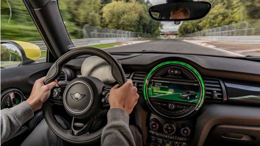 Mini Cooper SE может проехать Нюрбургринг без торможения