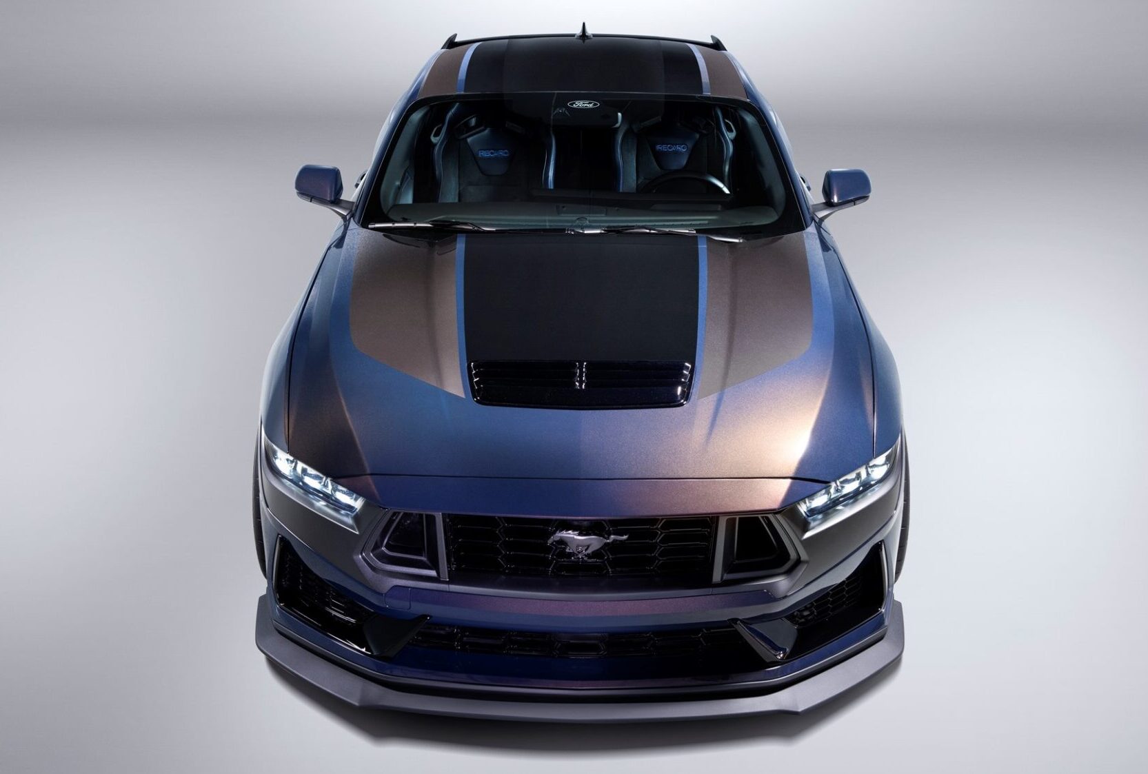Ford Mustang Dark Horse 2024 модельного года получит изменяющую цвет окраску и изобилие поддельного углеродного волокна