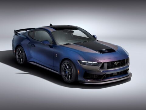 Ford Mustang Dark Horse 2024 модельного года получит изменяющую цвет окраску и изобилие поддельного углеродного волокна
