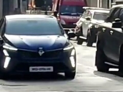 Renault Clio 2024 года пойман в погоне за автомобилем Mercedes с камерой