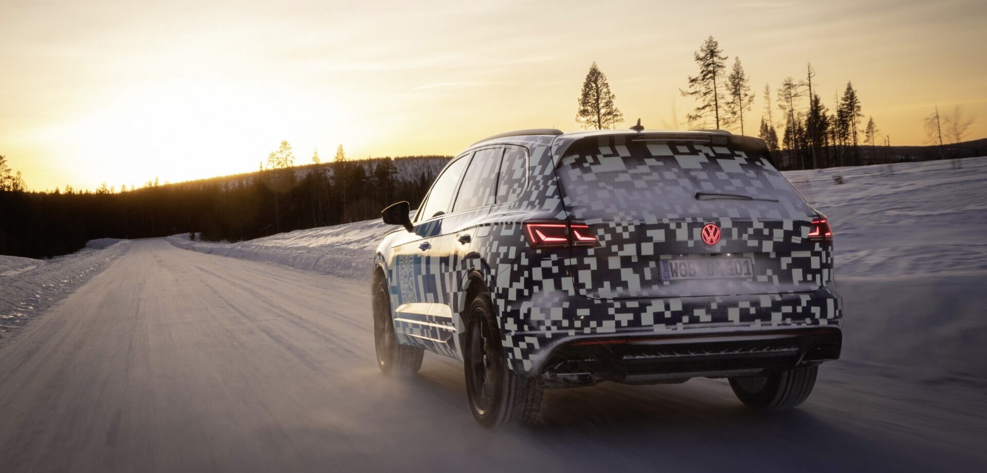 VW Touareg 2024 года имеет задний логотип с подсветкой и 38 400 микросветодиодов в новых матричных фарах