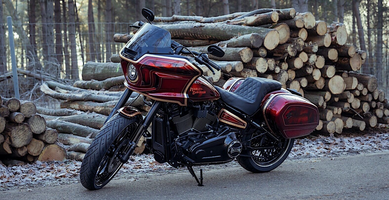 Harley-Davidson Red Rush богато украшен и впечатляет, прям как римский солдат когда-то
