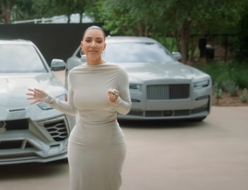 Ким Кардашьян и ее призрак Rolls-Royce присоединились к Carpool Karaoke с Джеймсом Корденом