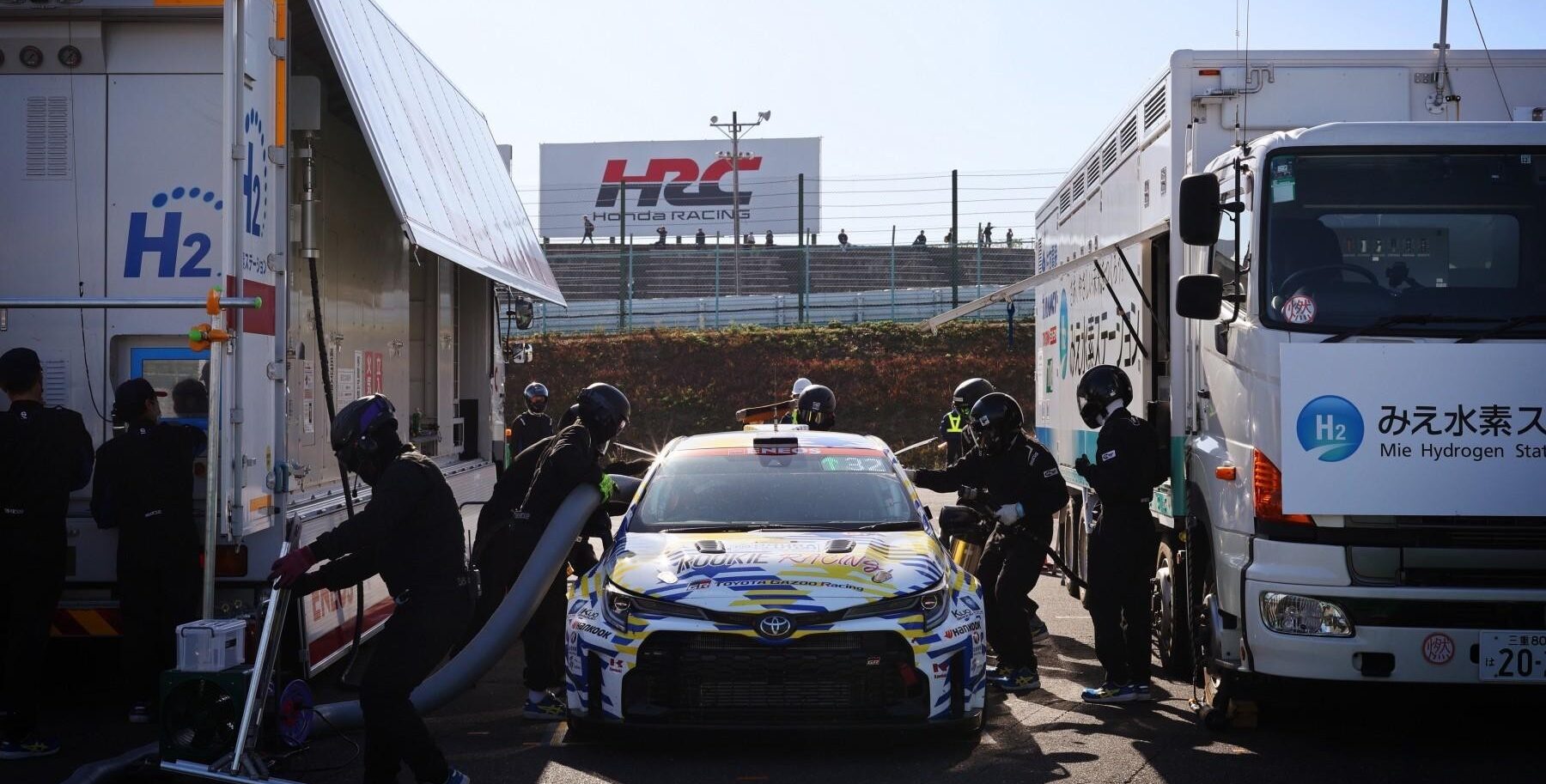 Гоночный автомобиль Toyota с водородным двигателем загорелся во время тестовой сессии