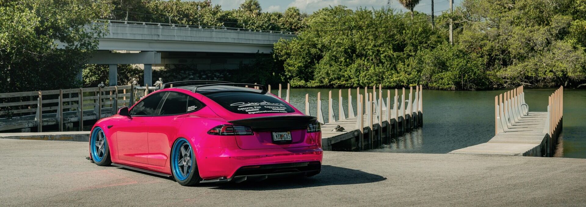 Tesla Model S розовее, чем сумочка девочки-подростка, издевается над бензиновыми автомобилями
