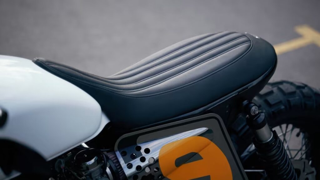Triumph Bonneville Antares имеет карбюраторные корни T100 и отношение к трекеру