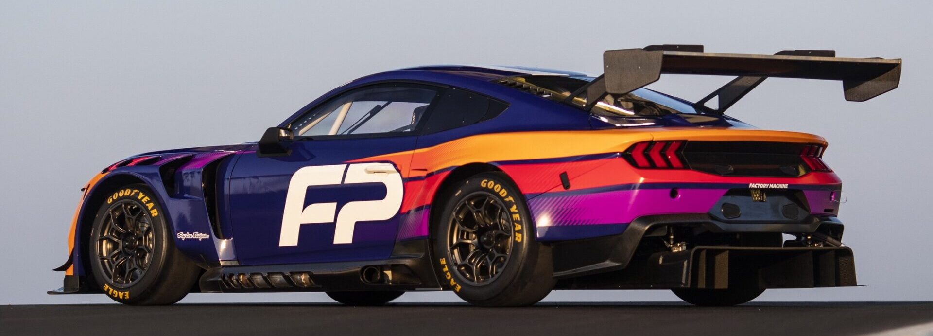 Представлен гоночный автомобиль GT3 на базе Ford Mustang Dark Horse