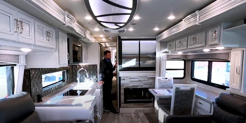 Дом на колесах Fleetwood Discovery 2023 года позволяет путешествовать в роскоши