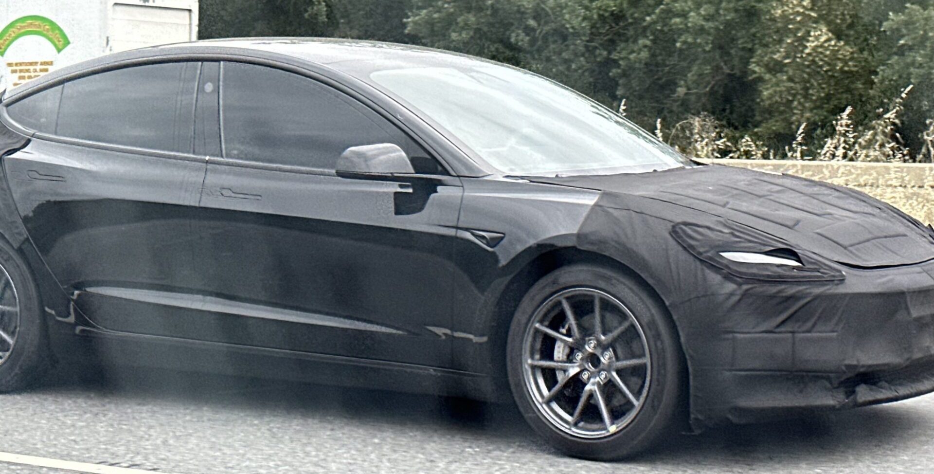 Прототип White Tesla Model 3 «Project Highland» демонстрирует интригующие новые детали