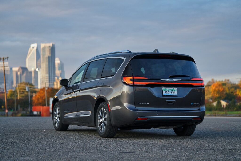 Chrysler Pacifica Hybrid 2023 года отозван из-за потенциально деформированной топливной магистрали