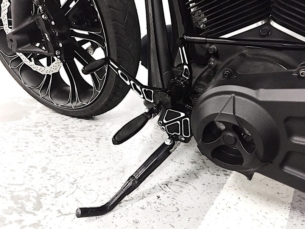 Кастомный Harley-Davidson Softail с безумным цельным карбоновым топливным баком и задним крылом