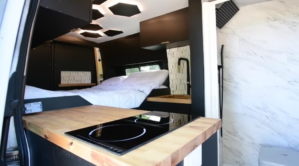Фургон представляет собой завершенную и функциональную сборк, которая работает как минималистский крошечный дом