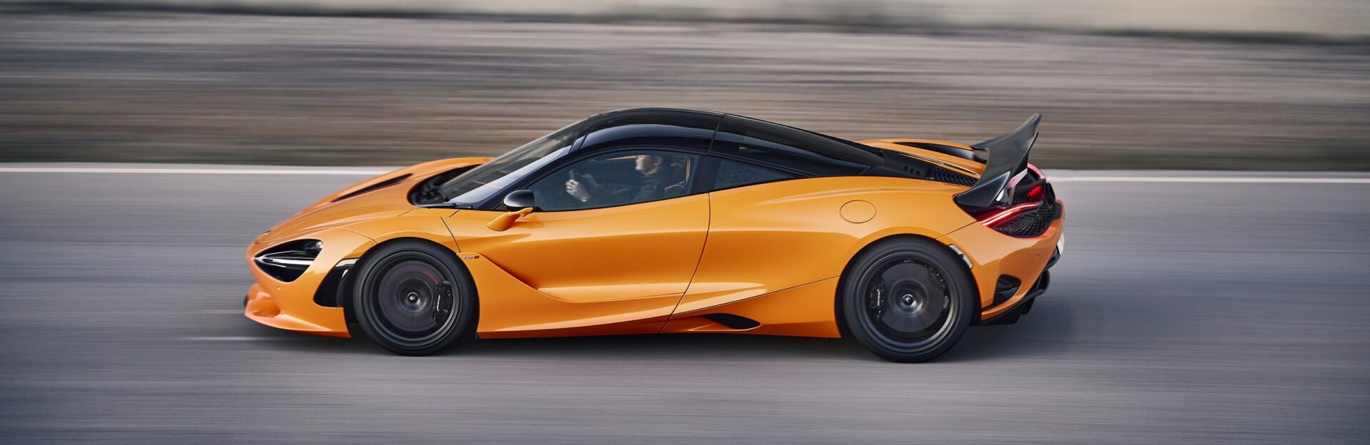 Новый McLaren 750S разогнался до скорости более 320 километров в час на закрытой трассе в Айдахо