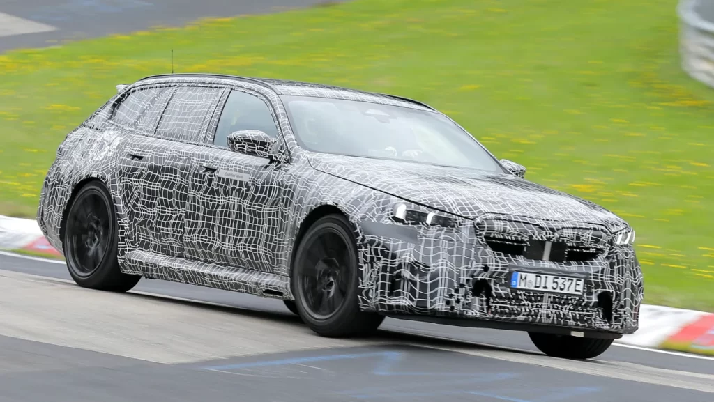 Мощный BMW M5 2025 года доказывает, что ему нужны насадки выхлопной системы большего размера