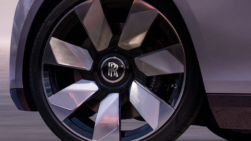 Rolls-Royce Amethyst Droptail демонстрирует «единственной в мире с необработанной деревянной поверхностью, создающей прижимную силу» любого дорожного автомобиля