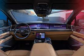 Cadillac Escalade 2025 года, под маскировочной тканью скрыт интерьер в стиле IQ