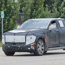 Cadillac Escalade 2025 года, под маскировочной тканью скрыт интерьер в стиле IQ