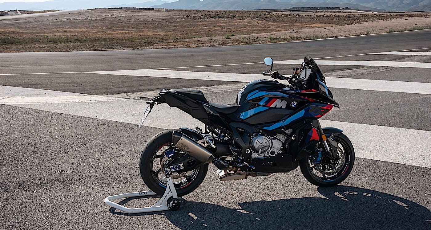 Спортивный мотоцикл для дальних поездок BMW M 1000 XR приземлился с обновленным братом S на буксире