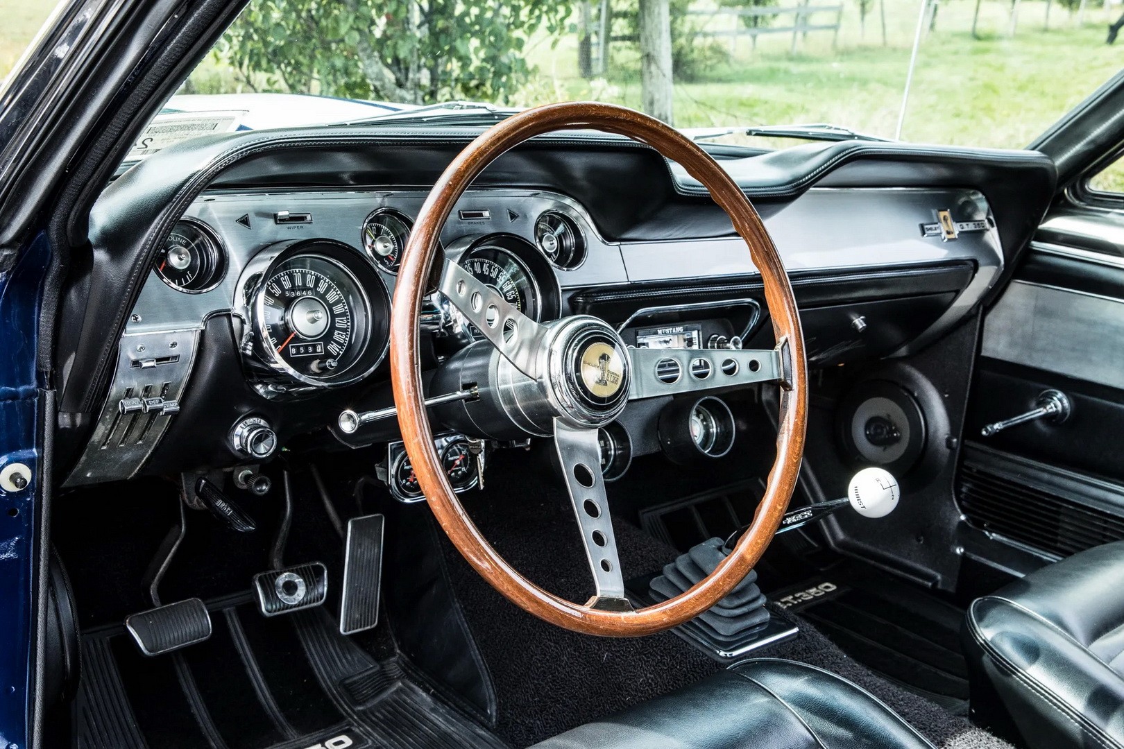 Редкий Shelby Mustang GT350 1967 года впечатляет и стоит дороже, чем Porsche 911 GTS 2024 года