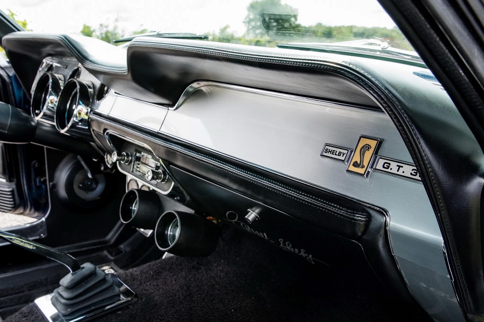 Редкий Shelby Mustang GT350 1967 года впечатляет и стоит дороже, чем Porsche 911 GTS 2024 года