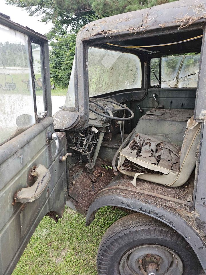 Jeep M679 1965 года, заброшенный на 30 лет, является редкой военной реликвией передового управления