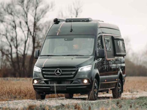Adonis Camper Van выделяется безупречным интерьером, сочетающим в себе роскошь и практичность