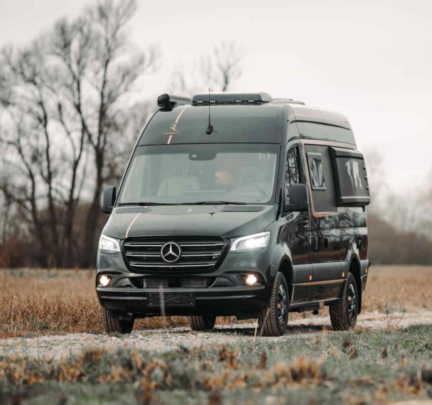 Adonis Camper Van выделяется безупречным интерьером, сочетающим в себе роскошь и практичность