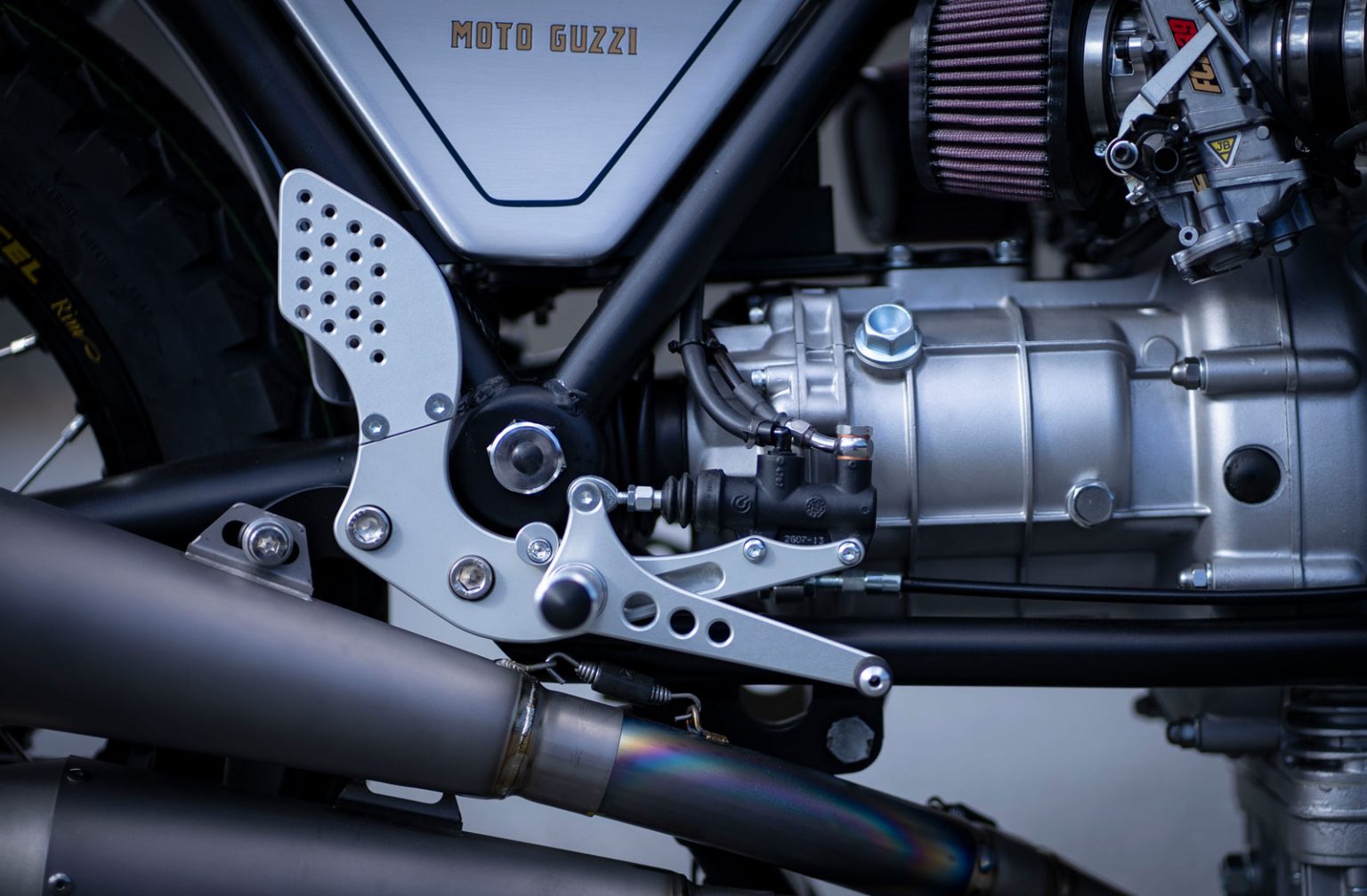 Мотоцикл Guzzi Le Mans 1000 в стиле Brat из Японии довольно приятен для глаз