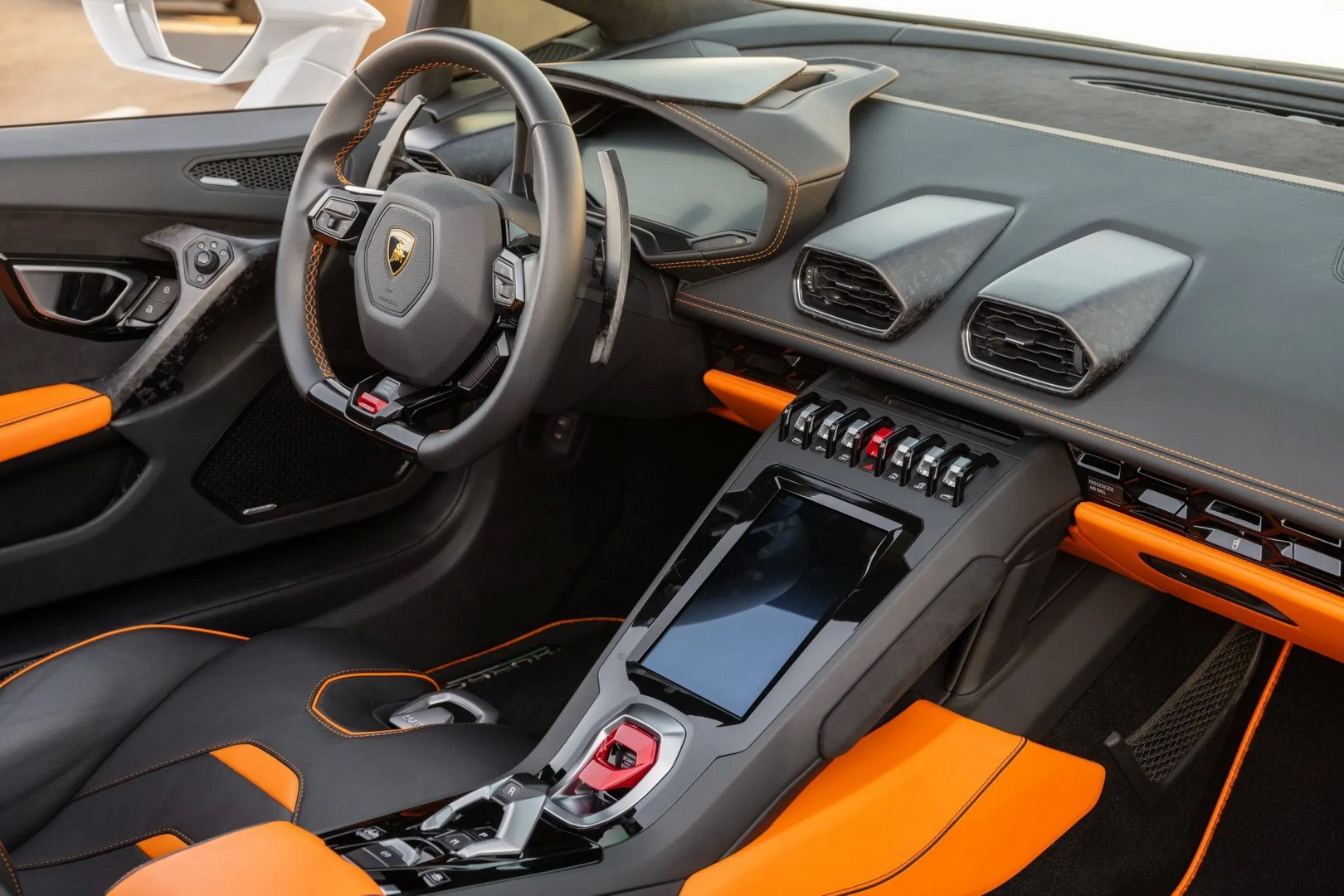 Lamborghini Huracan Evo RWD Spyder 2022 года раскален добела и имеет только один фатальный недостаток