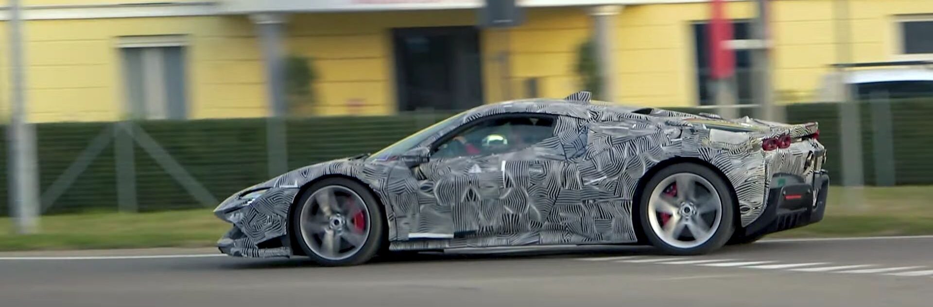 Ferrari SF90 2025 года замечена с увеличенными боковыми воздухозаборниками