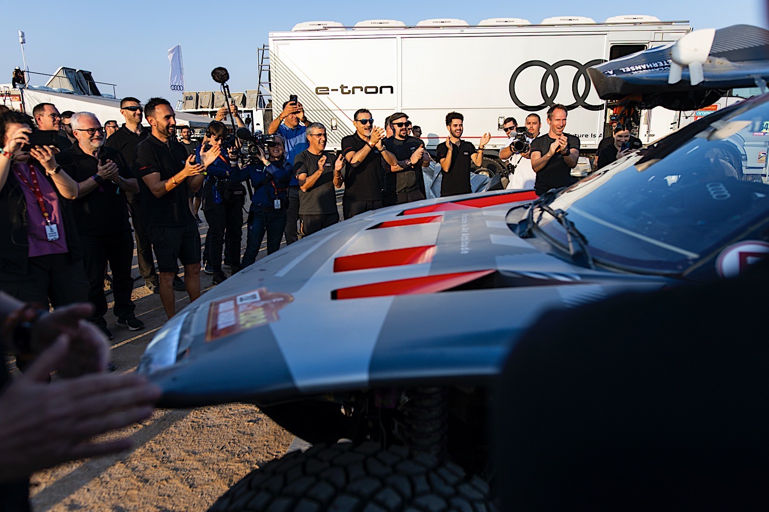 61-летний Карлос Сайнс привел Audi к своей первой победе в Дакаре на RS Q e-tron