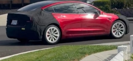 Запуск обновленной Tesla Model 3 Performance неизбежен, у нее ковшеобразные сиденья с клетчатой маркировкой