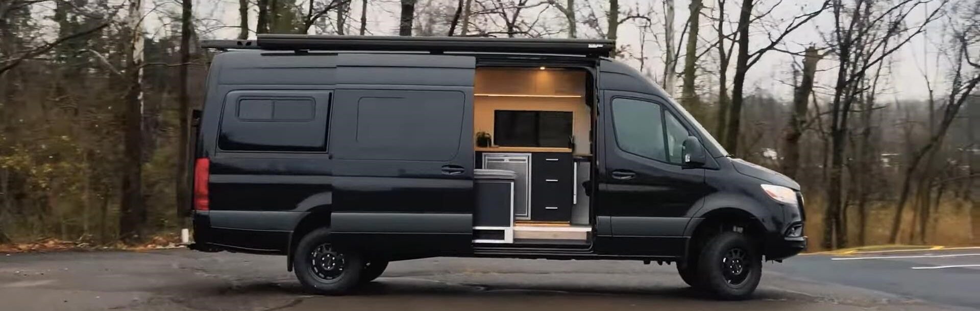Фургон Sprinter 4x4 максимально увеличивает жилое пространство за счет интеграции скрытой ванной комнаты