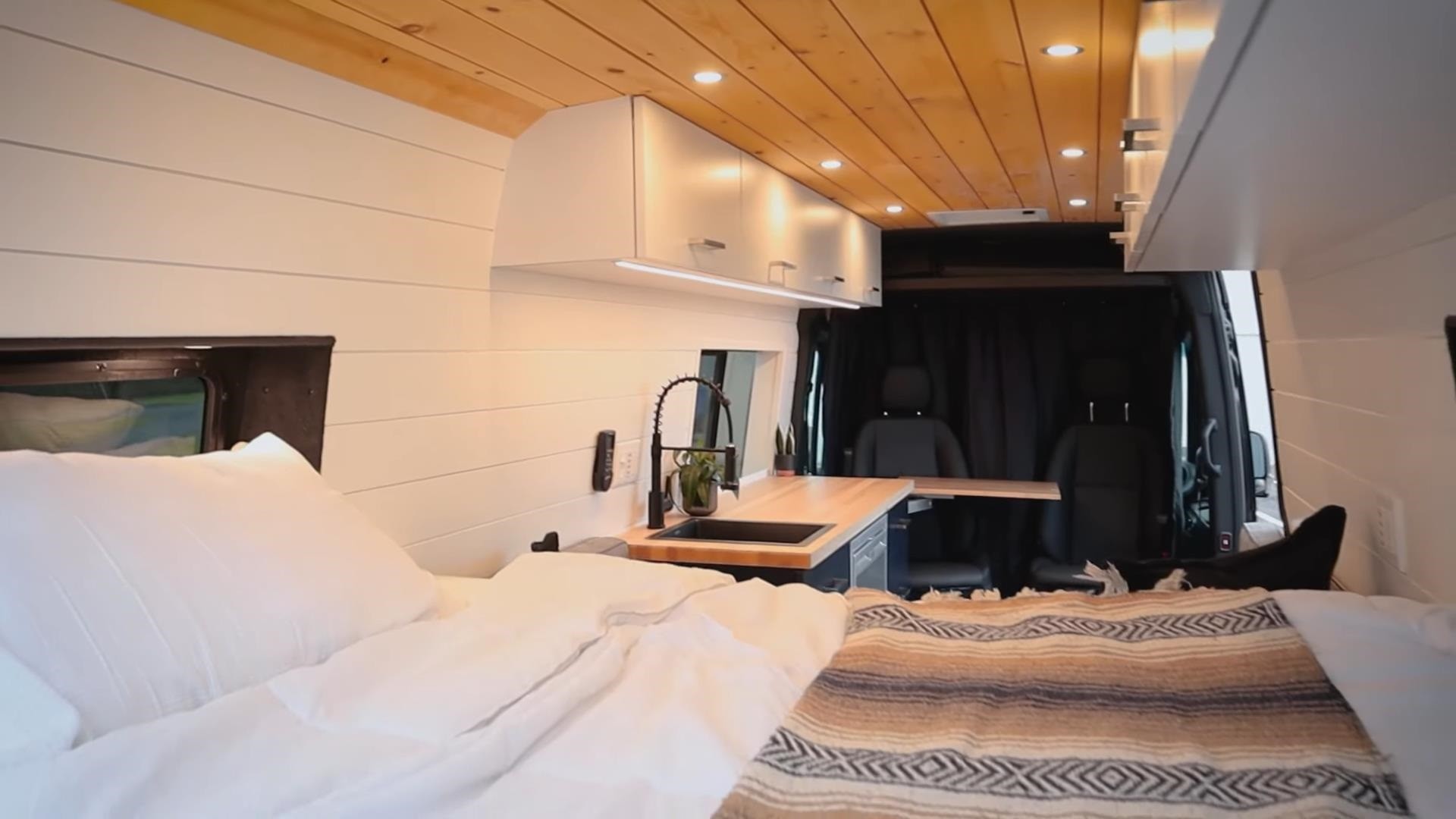 Фургон Sprinter 4x4 максимально увеличивает жилое пространство за счет интеграции скрытой ванной комнаты