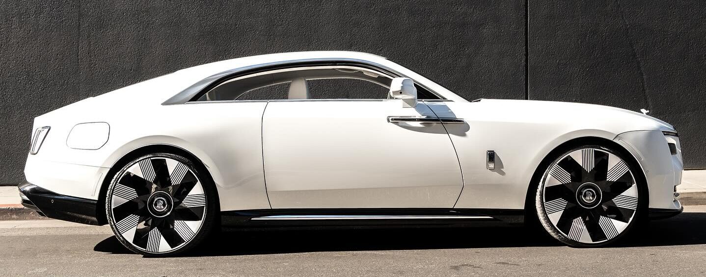 Rolls-Royce Spectre стал экологически чистым, на выбор белый или черно-серебристый