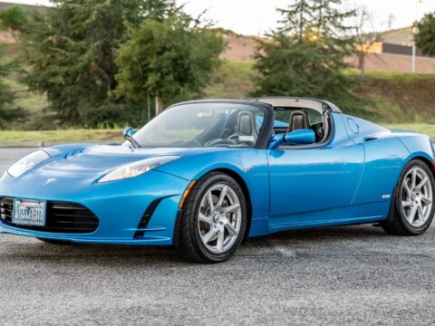Corvette C8 действительно оскорблен, за родстер Tesla 2011 года готовы платить 86 500 долларов