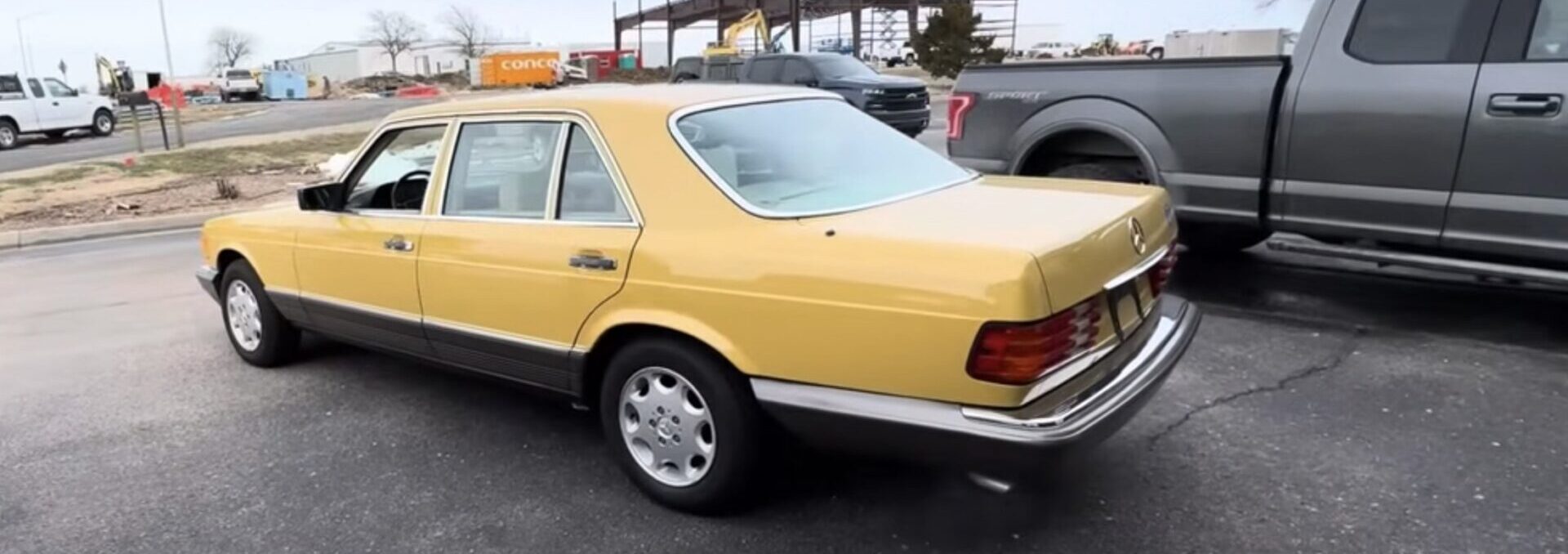 Mercedes 500SEL 1985 года в бананово-желтом цвете имеет специальную надпись внутри багажника