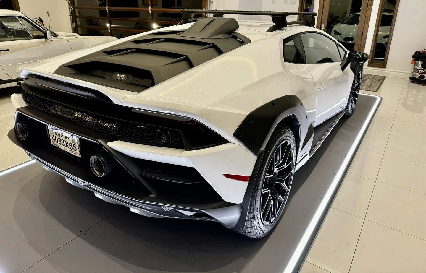 Lamborghini Huracan Sterrato 2023 года только что продали за 358 000 долларов, и это просто глупо