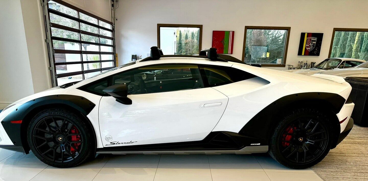 Lamborghini Huracan Sterrato 2023 года только что продали за 358 000 долларов, и это просто глупо