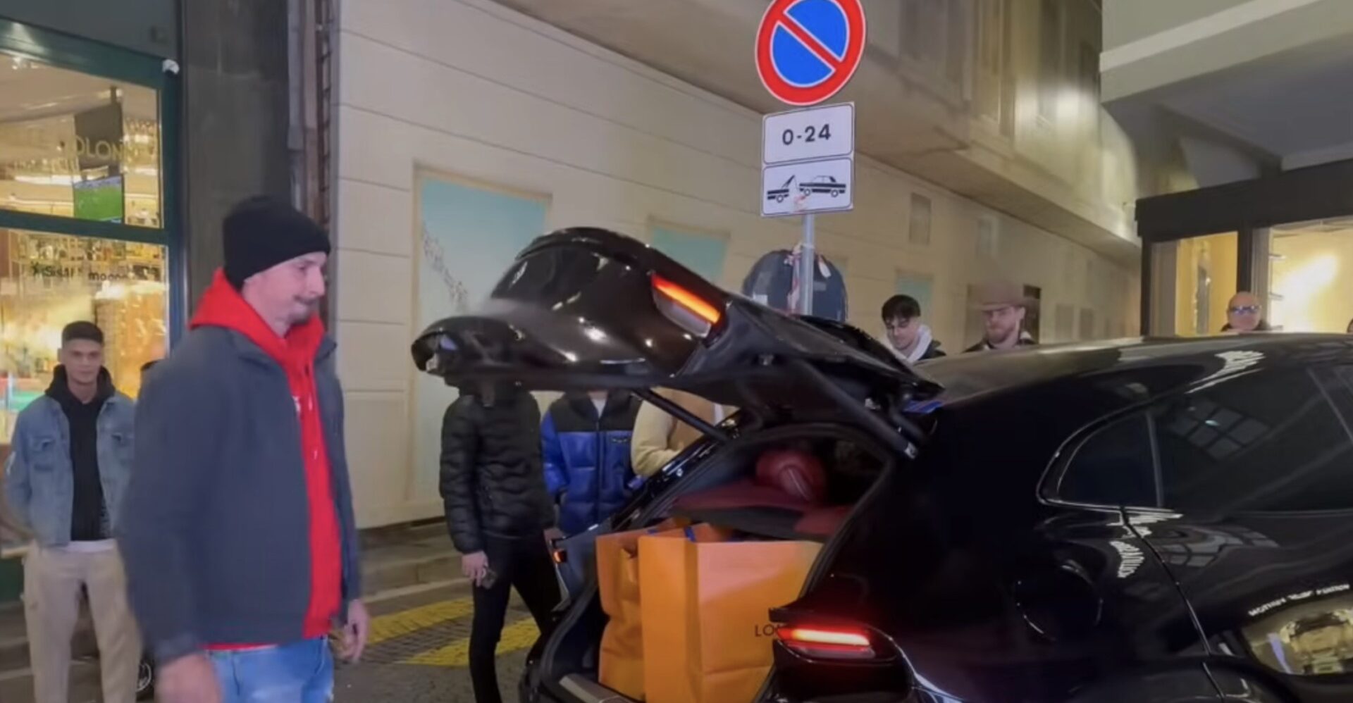 Златан Ибрагимович приехал на своем Ferrari Purosangue в роскошный магазин и припарковал его на тротуаре