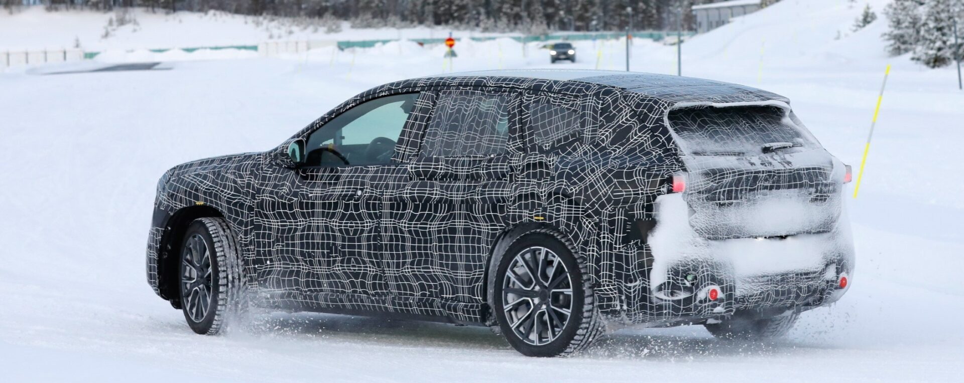 Внедорожник BMW iX3 2026 года попал на зимние испытания, производство начнется в июле 2025 года