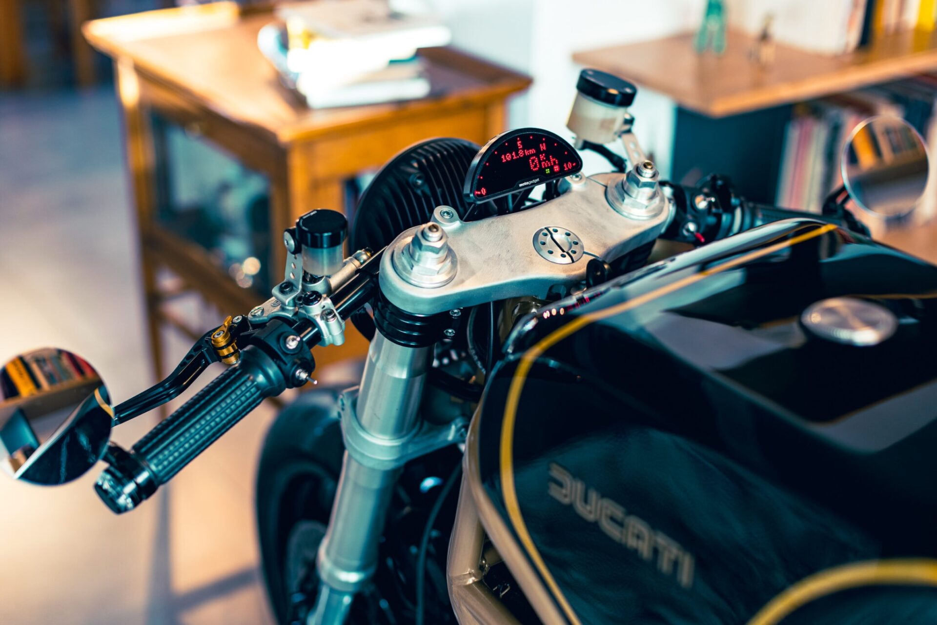 Django — восхитительный Ducati Monster S2R 1000 с дополнительным кофеином и нестандартными начинками