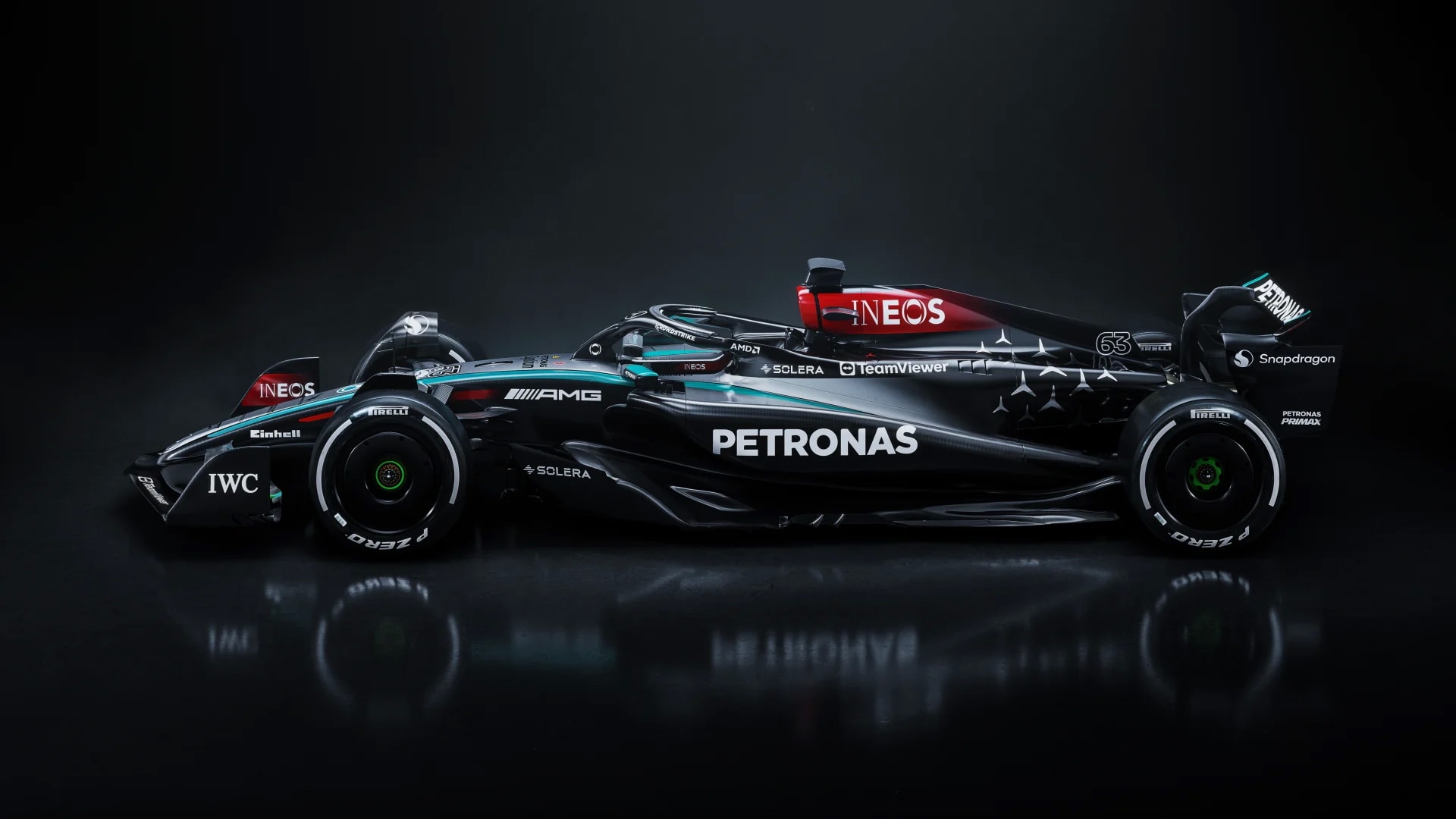 Mercedes-AMG представляет болид Формулы-1 W15, двухцветный, серебристо-черный, как чемпион
