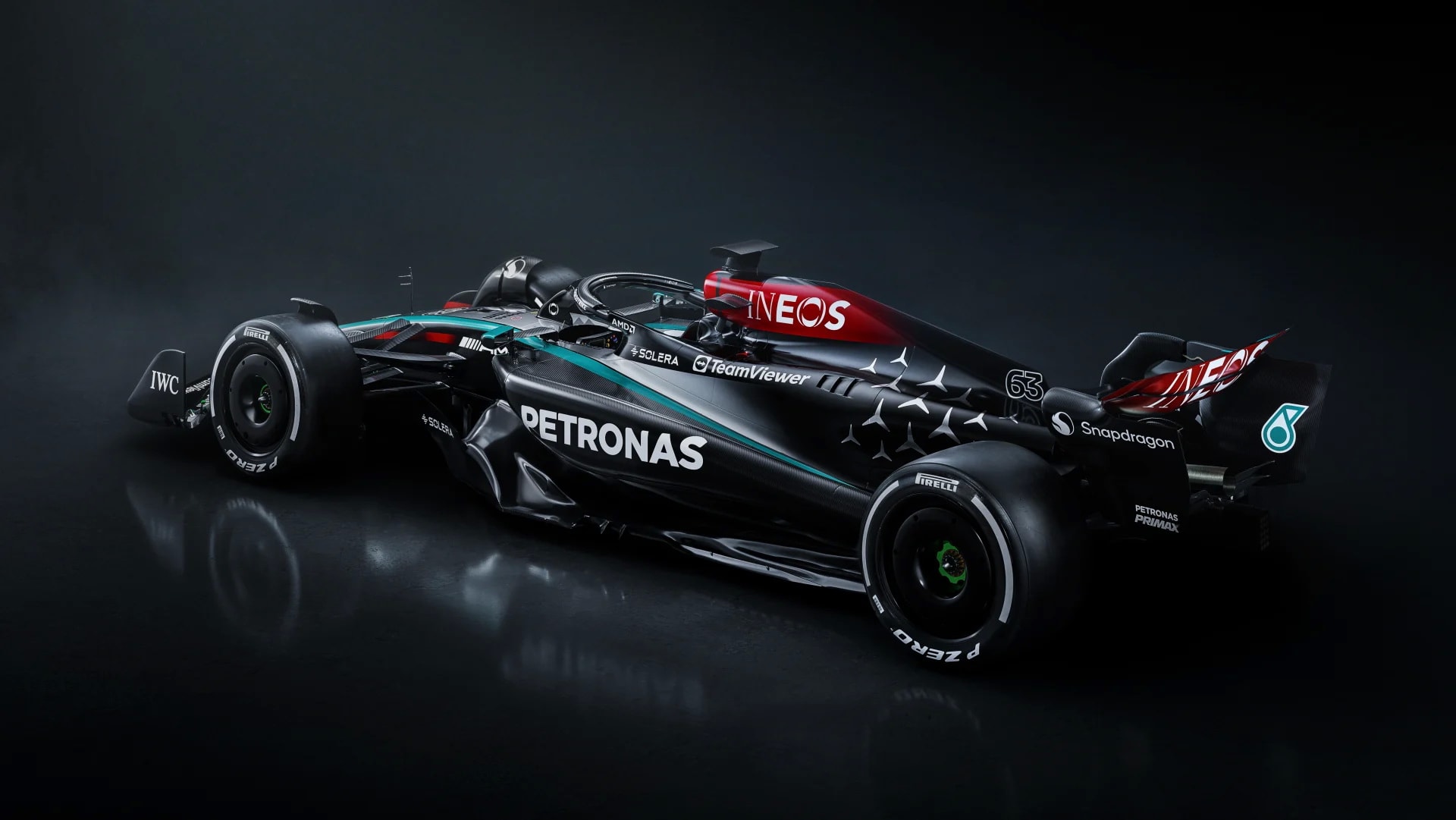 Mercedes-AMG представляет болид Формулы-1 W15, двухцветный, серебристо-черный, как чемпион
