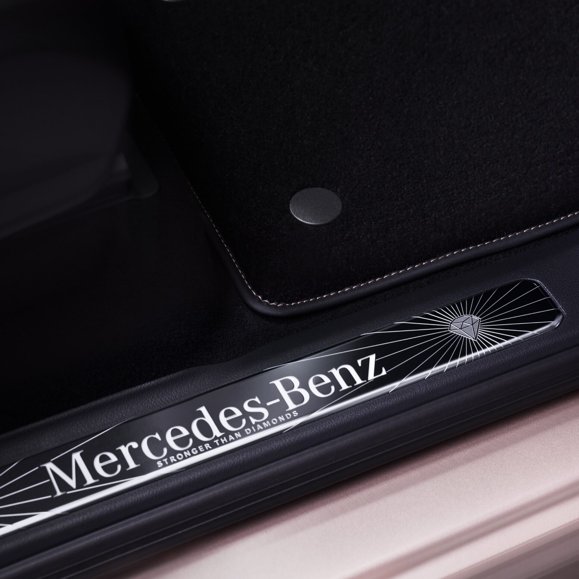 Mercedes-Benz G-Class Stronger Than Diamonds Edition имеет на борту настоящие бриллианты