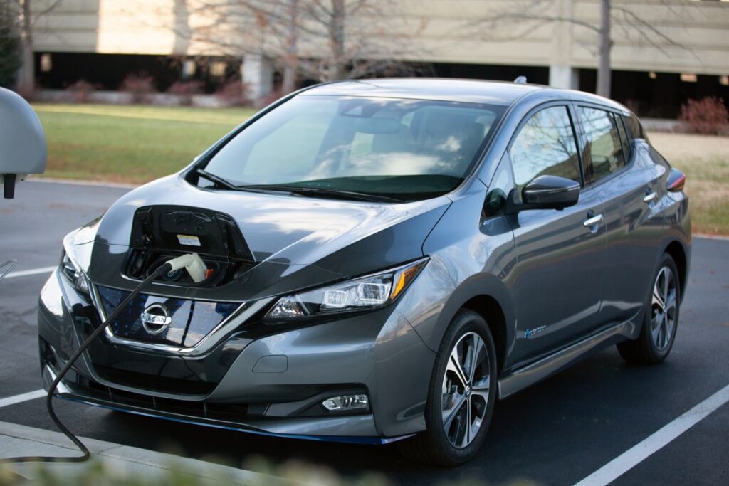 Nissan отзывает Leaf EV из-за потенциально поврежденного жгута проводов камеры заднего вида
