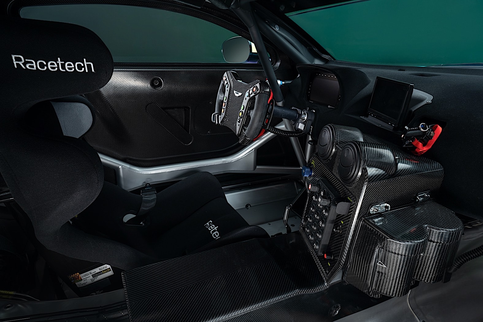 Новый Aston Martin Vantage GT4, гоночный автомобиль для юных профессионалов вождения