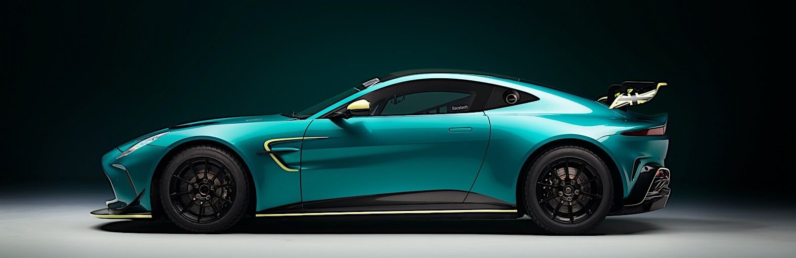 Новый Aston Martin Vantage GT4, гоночный автомобиль для юных профессионалов вождения