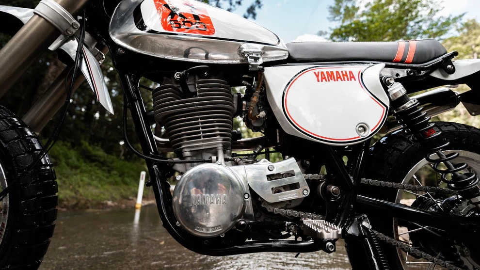 Скремблер Yamaha XT500 в стиле MXна пересеченной местности чувствует себя как дома 